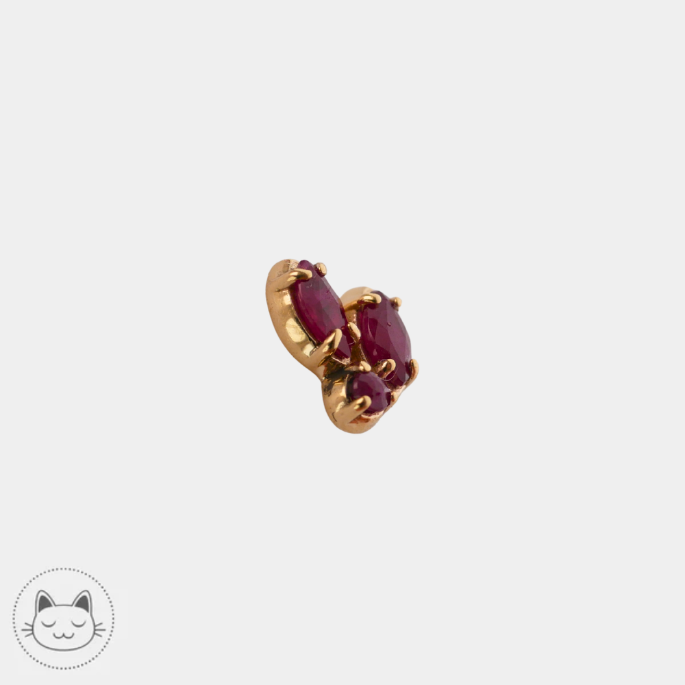Détail du rubis rouge monté sur un bijou Sacred Symbol en or 14K