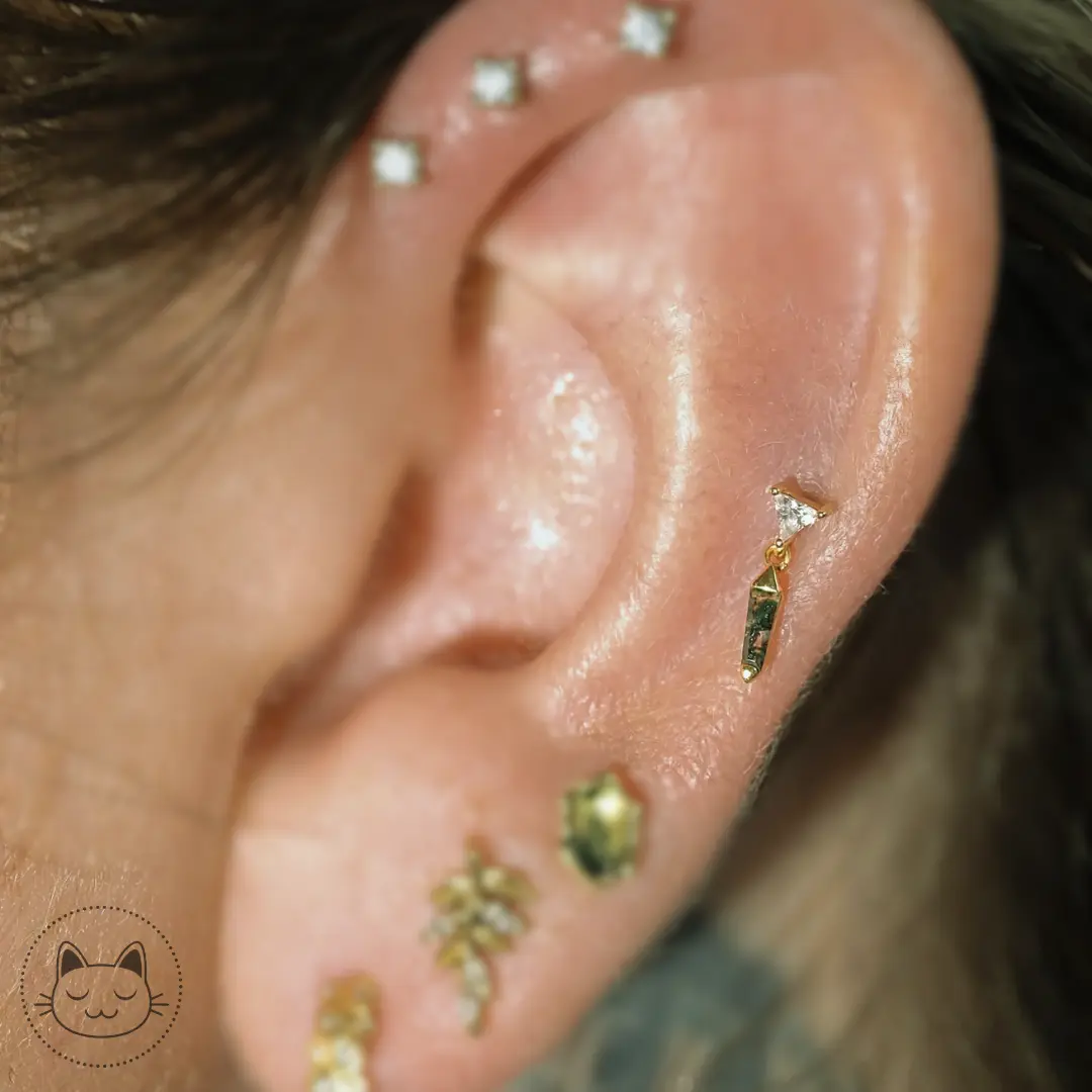 Bijou Savvy Buddha Jewelry en or 14k avec agate mousse et zircon blanc, adapté au lobe, au tragus ou à l’hélix, disponible dans notre studio Kawaii Place à Lille.