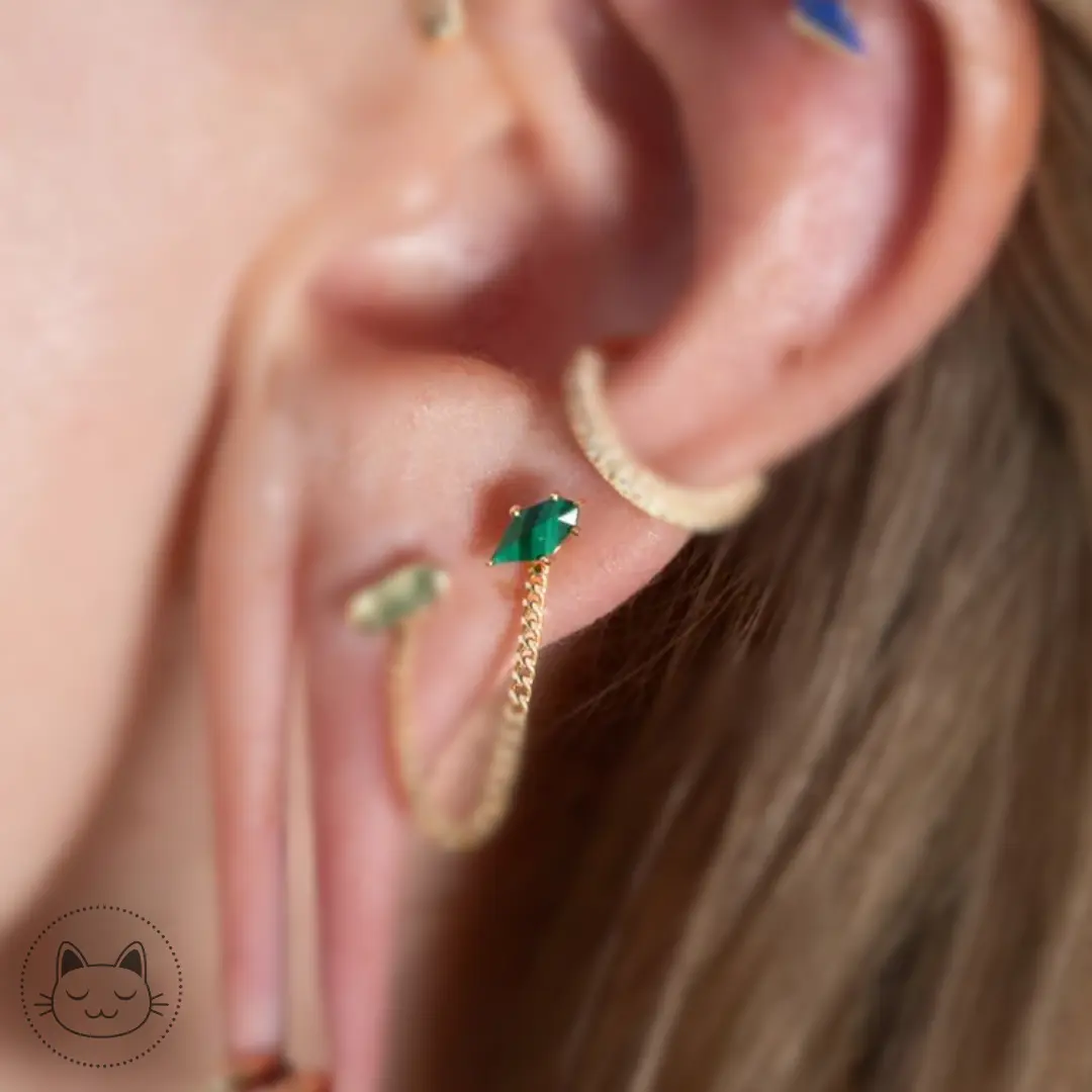Bijou Reputation en or 14k avec malachite porté sur un piercing hélix, montrant un rendu élégant proposé par Kawaii Place à Lille.