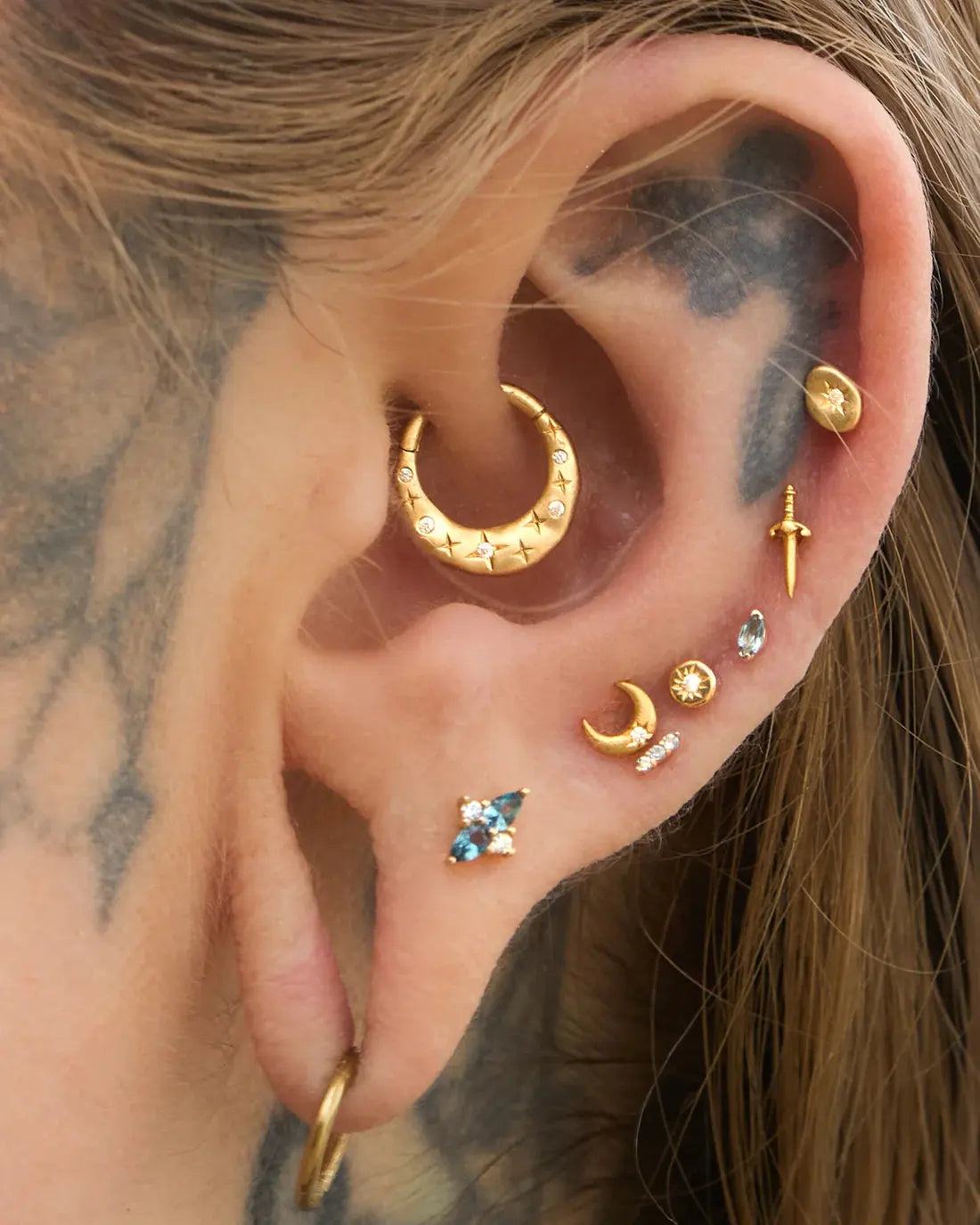 Bijou Lover Buddha Jewelry en or 14k avec zircon blanc, adapté au tragus, à l’hélix ou au lobe, disponible dans notre studio de piercing Kawaii Place à Lille.