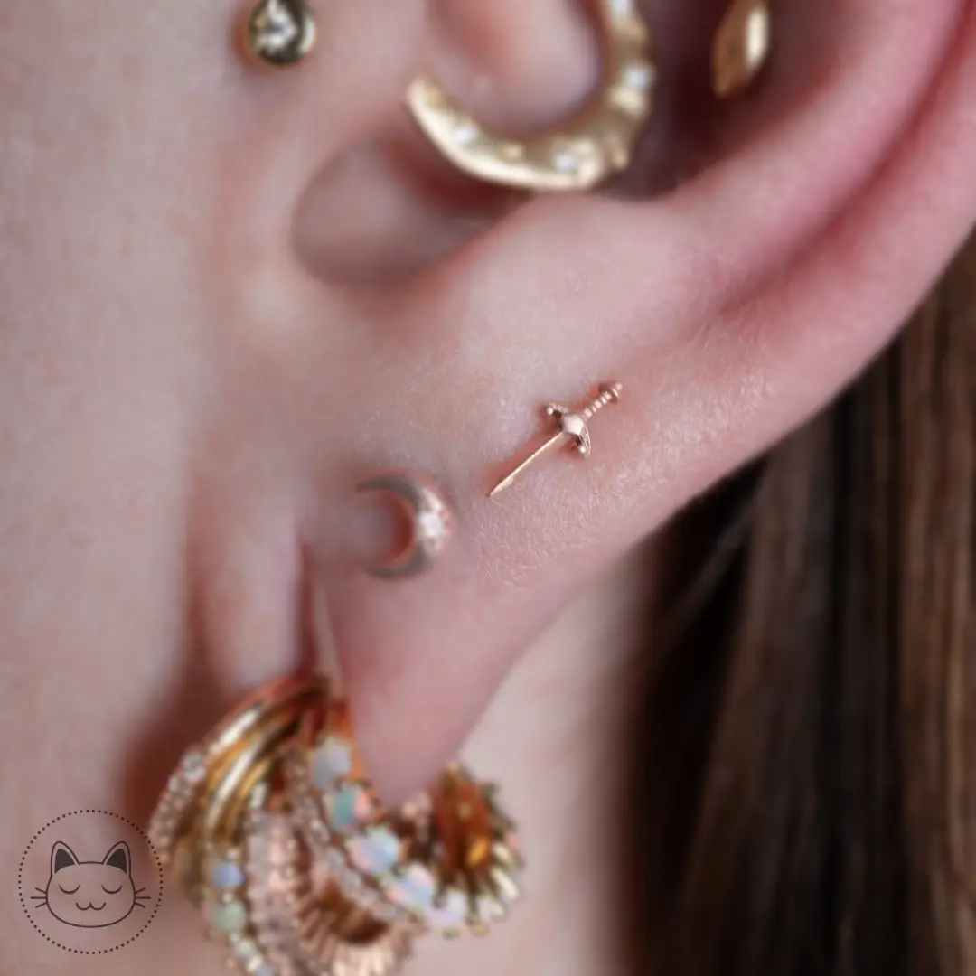 Blade en or 14k, bijou minimaliste apprécié pour la finesse de sa forme allongée et son éclat doux, très utilisé pour un style épuré en piercing.