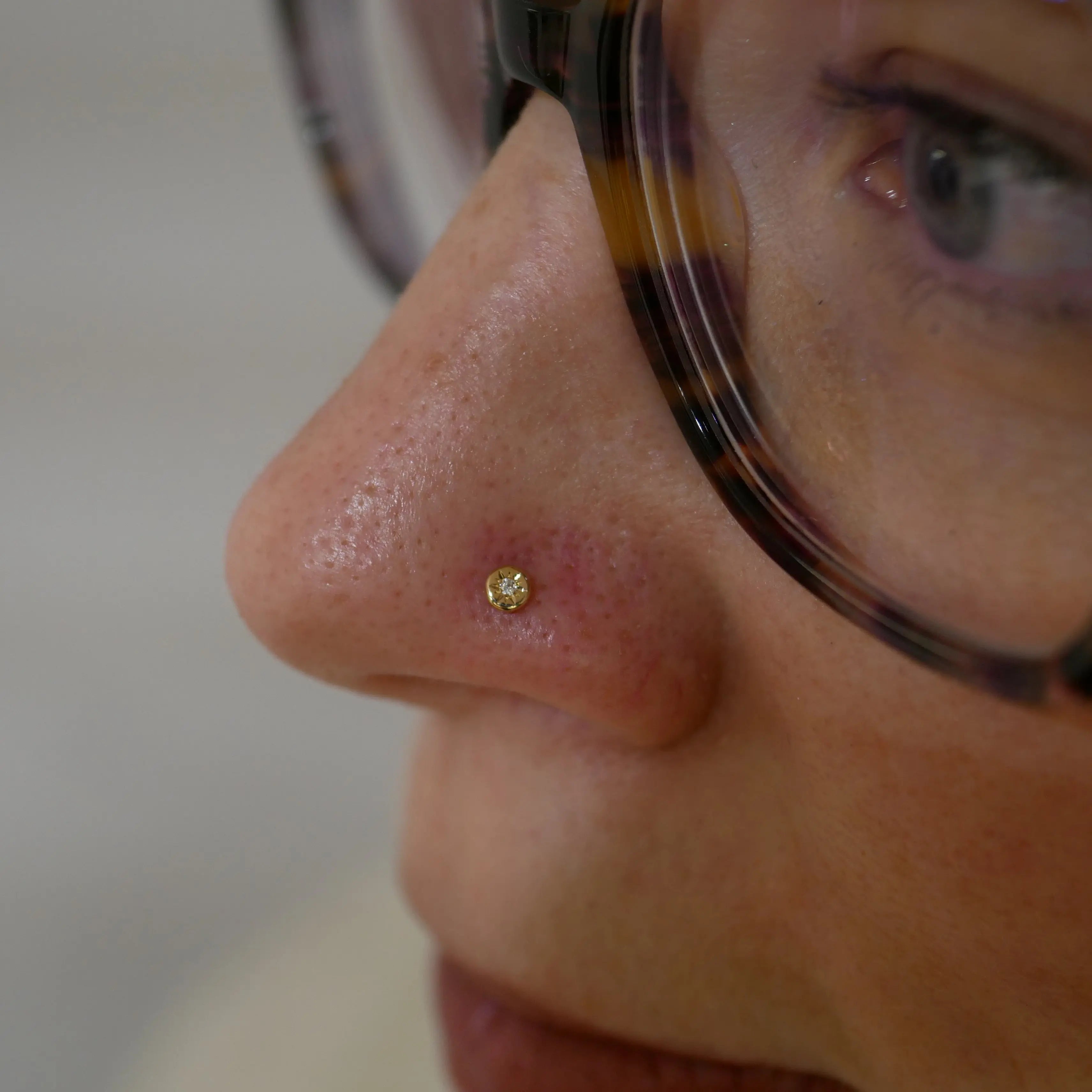 Bijou Lark en or 14k serti d’un zircon blanc brillant, idéal pour de nombreux piercings comme l’hélix, le tragus, le lobe ou le labret.