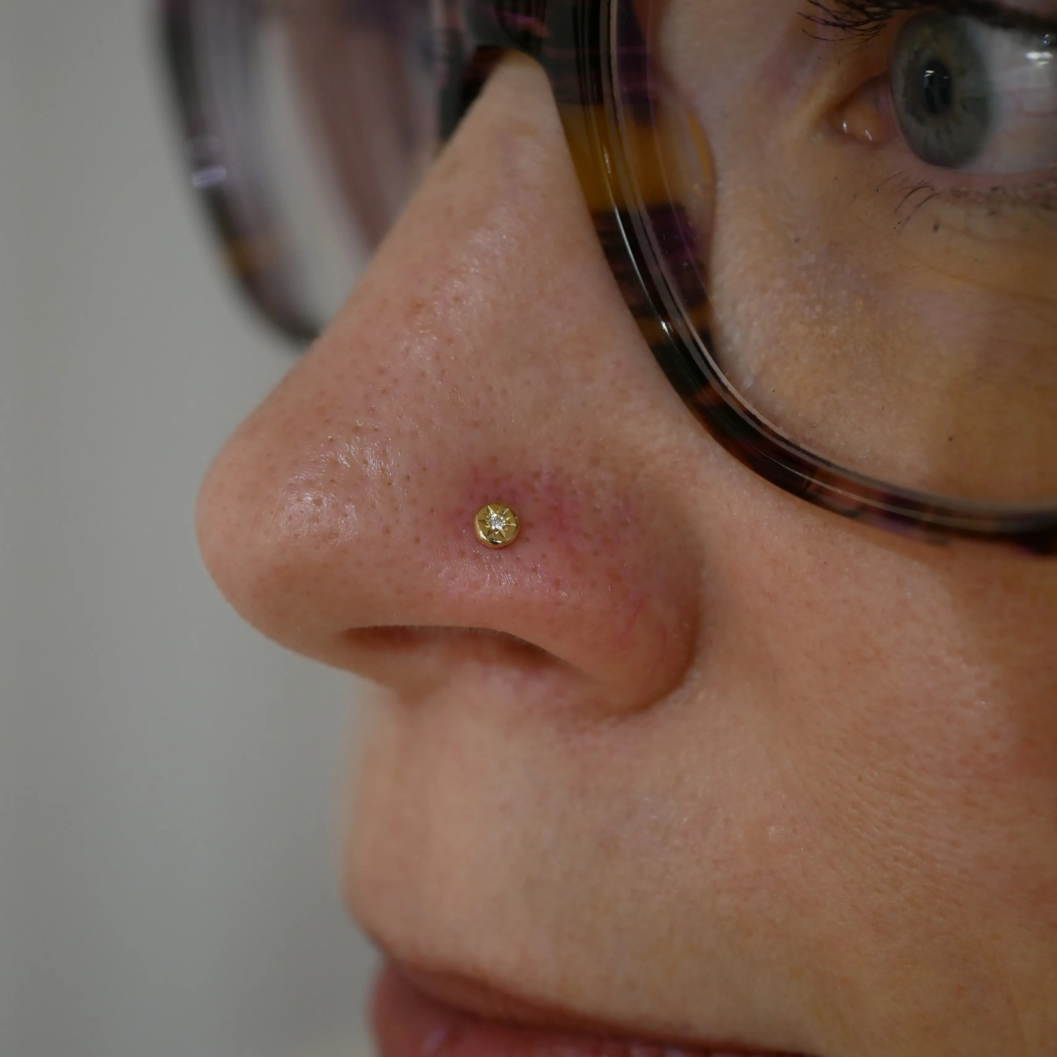 ark en or 14k orné d’un zircon blanc, pierre synthétique prisée pour sa brillance et sa clarté rappelant le diamant, très utilisée en joaillerie.