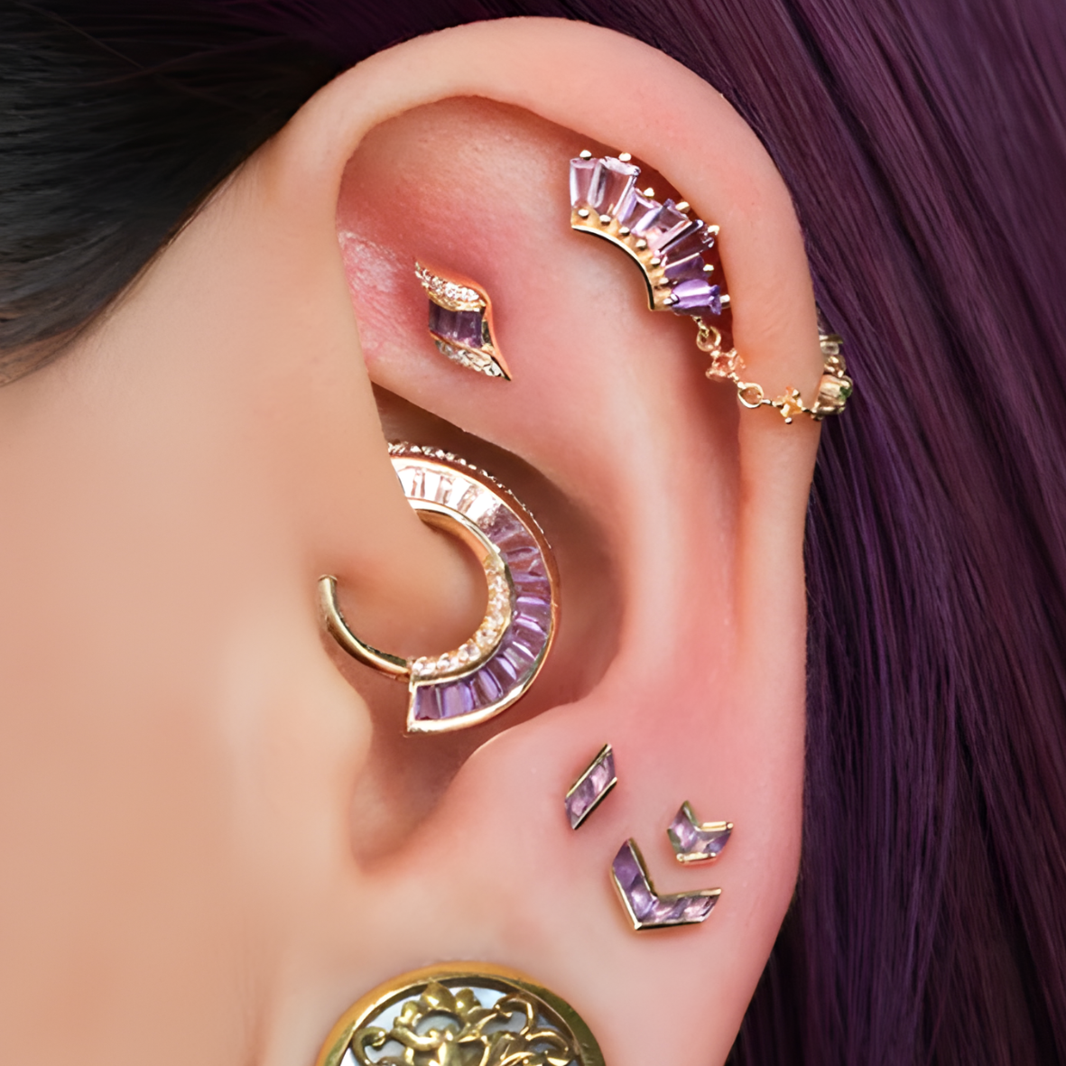 Bijou Vande Buddha Jewelry en or 14k avec améthyste violette, adapté au tragus, à l’hélix ou au lobe, disponible dans notre studio Kawaii Place à Lille.