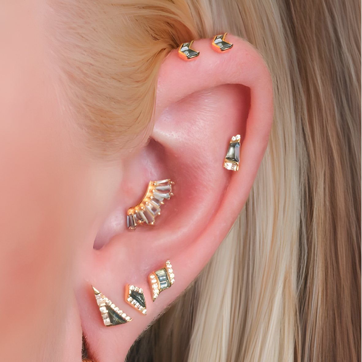 Vande en or 14k orné d’une topaze bleue, pierre fine appréciée pour son éclat vif, sa transparence et ses nuances bleu ciel à bleu intense.