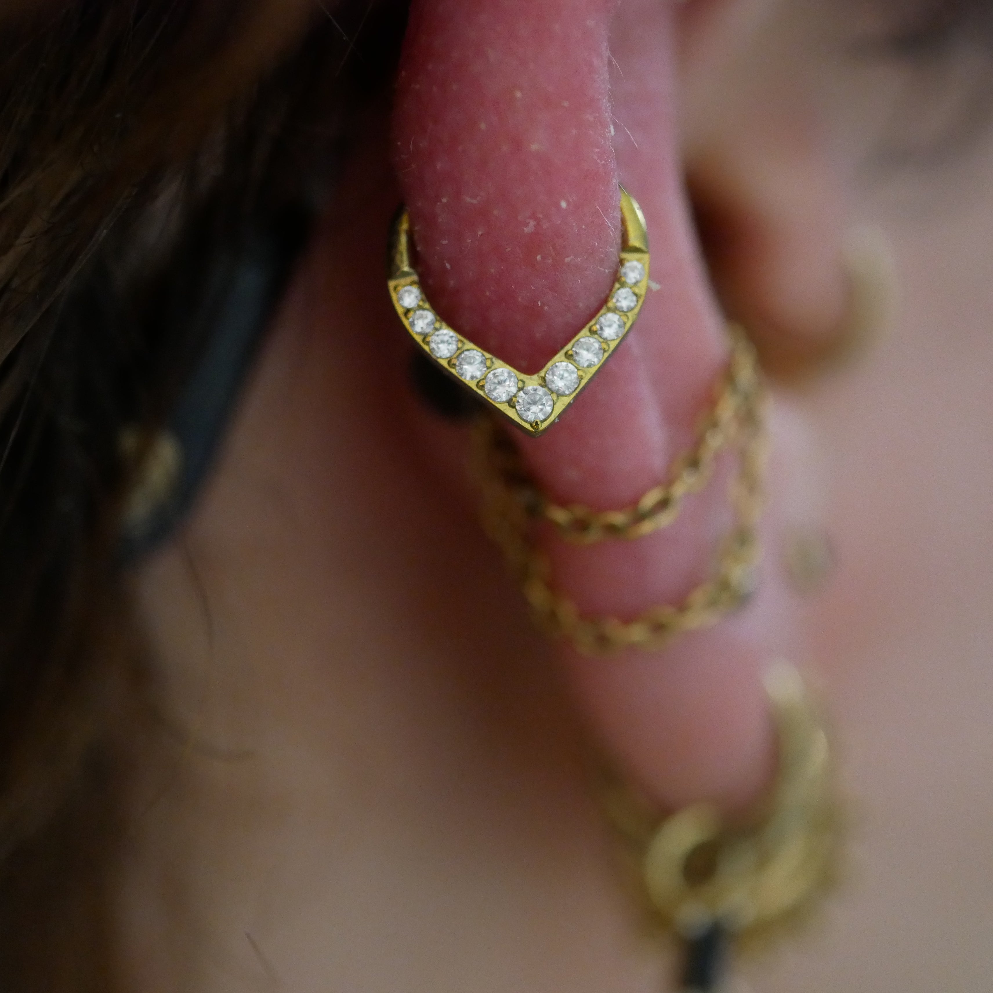 Clicker titane forme goutte pour septum avec zircons blancs