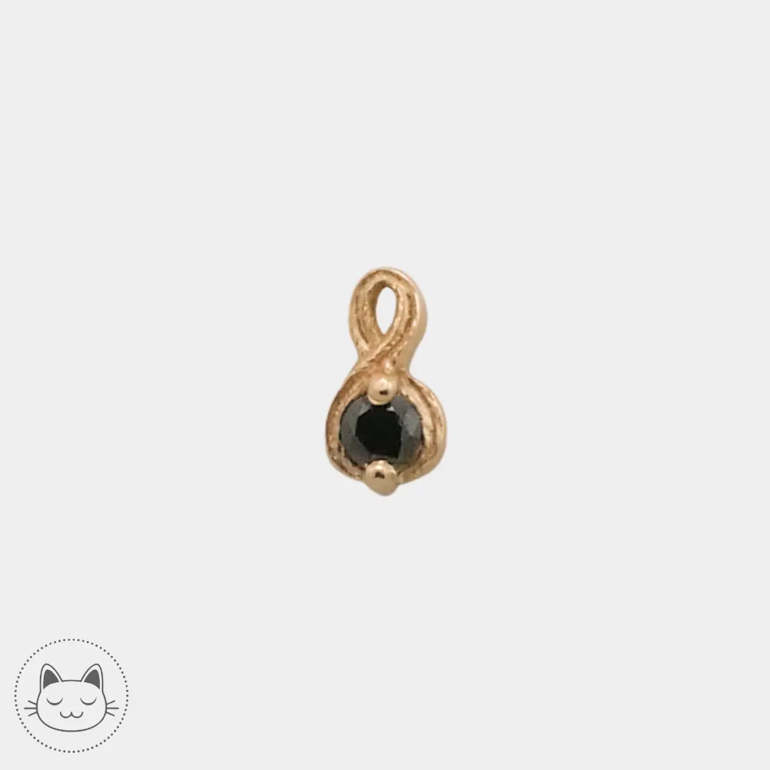 Bijou Naga Celestia en or jaune 14k serti d’un diamant noir 4,5 mm, parfait pour nostril, conch ou tragus, proposé dans notre studio Kawaii Place à Lille.