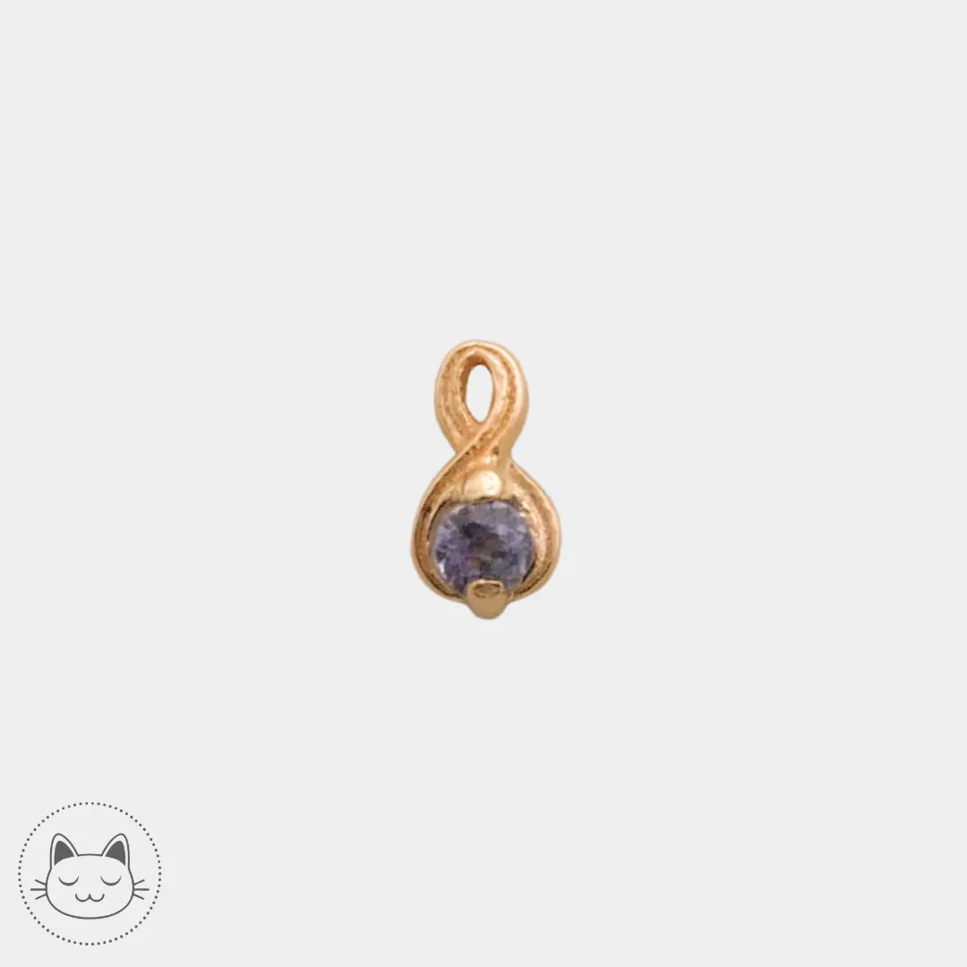 Bijou Naga Celestia en or jaune 14k serti d’un saphir violet 4,5 mm, parfait pour nostril, conch ou tragus, proposé dans notre studio Kawaii Place à Lille.