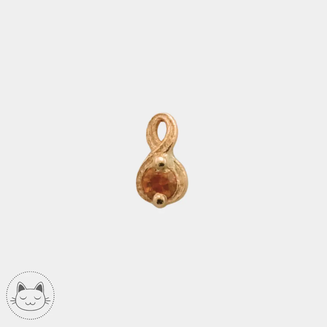 Bijou Naga Celestia en or jaune 14k serti d’un saphir orange 4,5 mm, parfait pour nostril, conch ou tragus, proposé dans notre studio Kawaii Place à Lille.