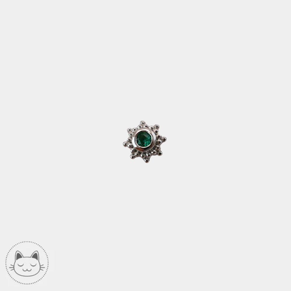 Bijou piercing Naga Galileo avec émeraude et or blanc 14K pour hélix disponible chez Kawaii Place Lille