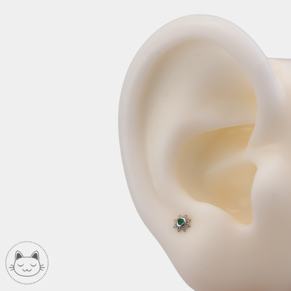 Bijou piercing Naga Galileo avec émeraude et or blanc 14K pour lobe disponible chez Kawaii Place Lille