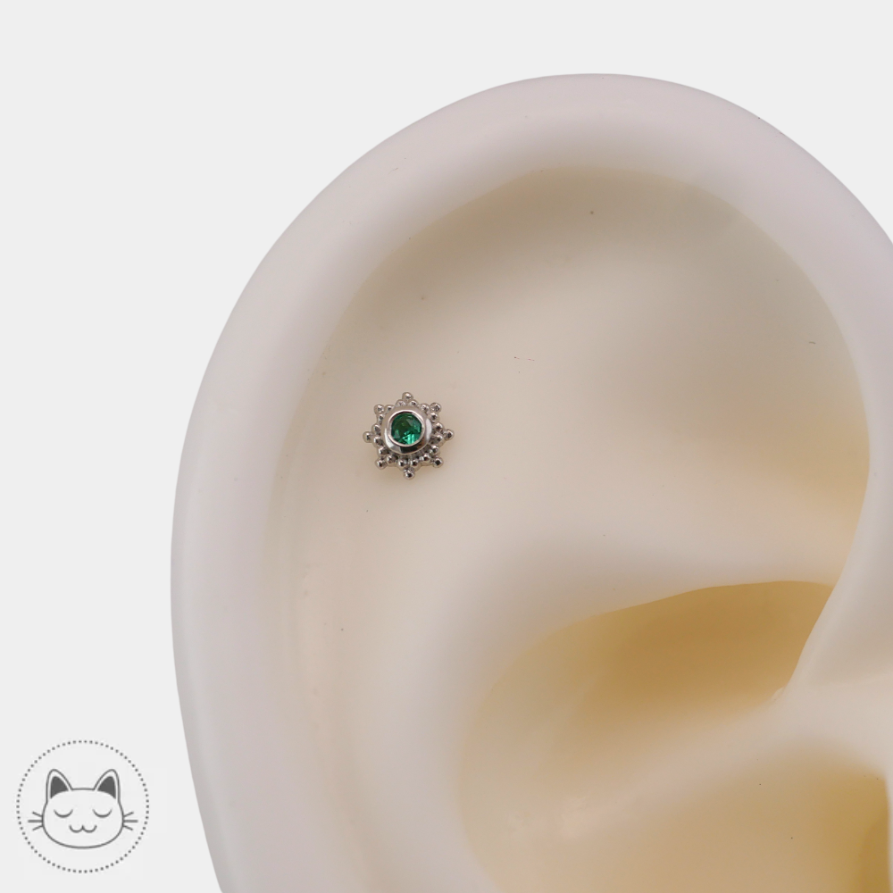 Bijou piercing Naga Galileo avec émeraude pour nostril en or blanc 14K disponible à Lille