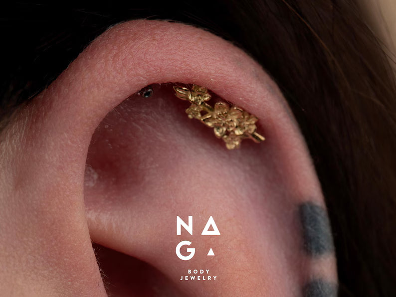 Naga Jewelry Hanami en or 14 carats, cabochon threadless 4,4 x 8,4 mm, idéal pour lobe, hélix ou conch.