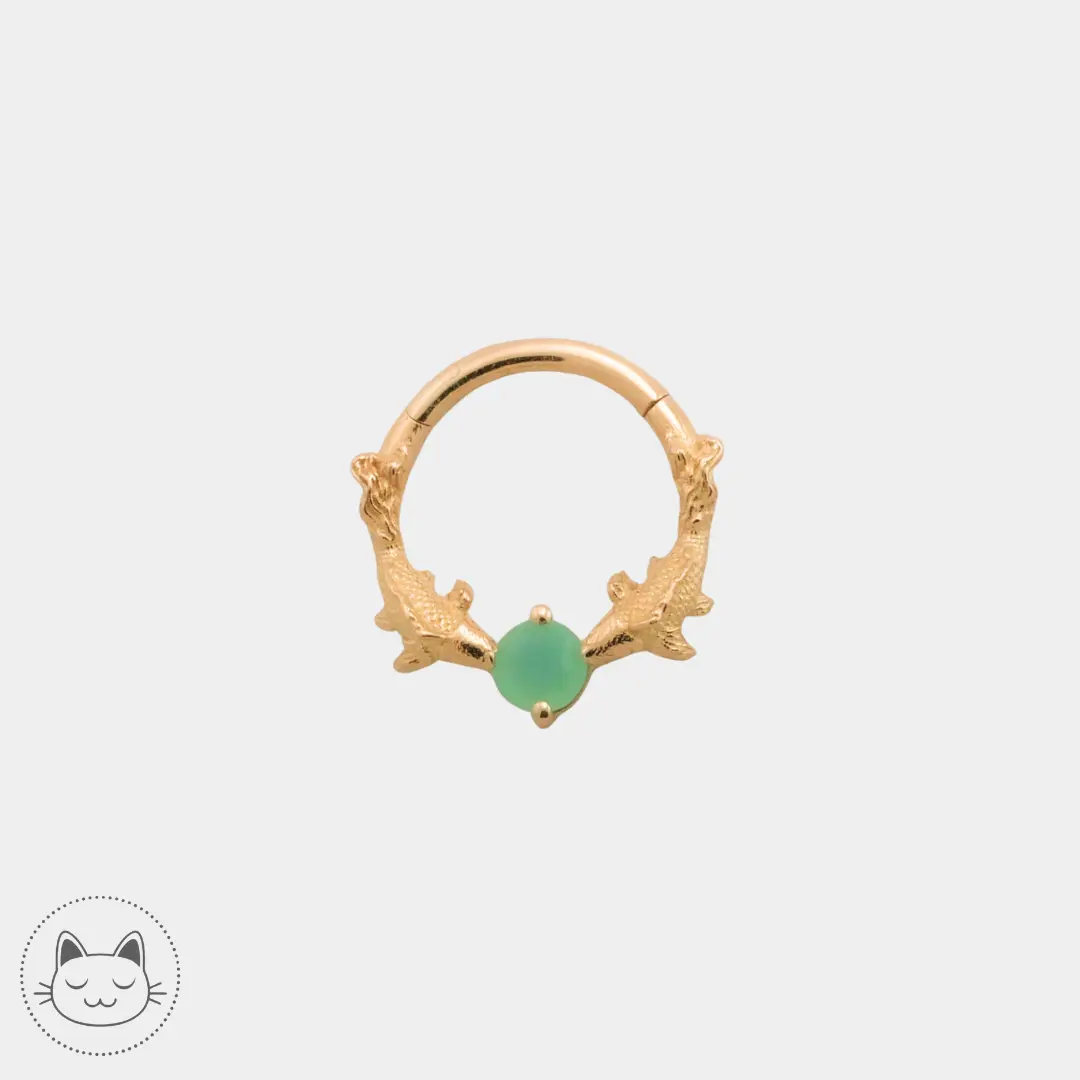 Naga Jewelry - Koï no Ame - Or jaune et chrysoprase. Anneau avec deux carpes Koï qui tiennent une chrysoprase véritable dans la bouche.