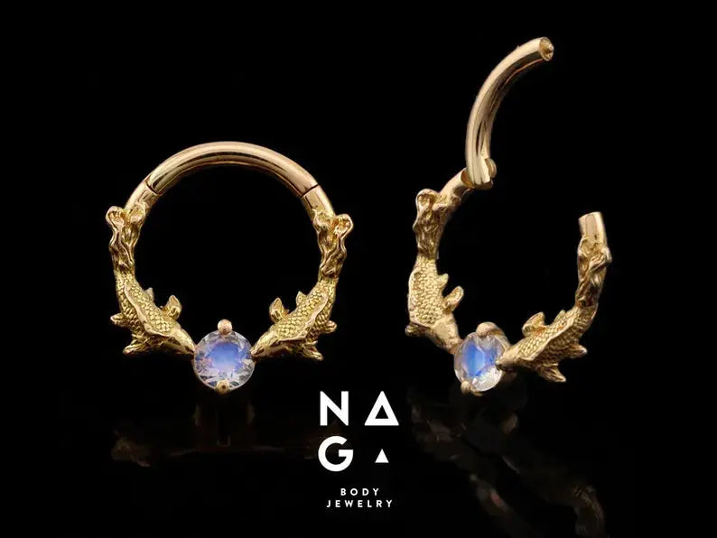 Anneau clicker Naga Jewelry Koï no Ame en or 14 carats serti d’un diamant noir, design Sakura raffiné, parfait pour septum ou daith.