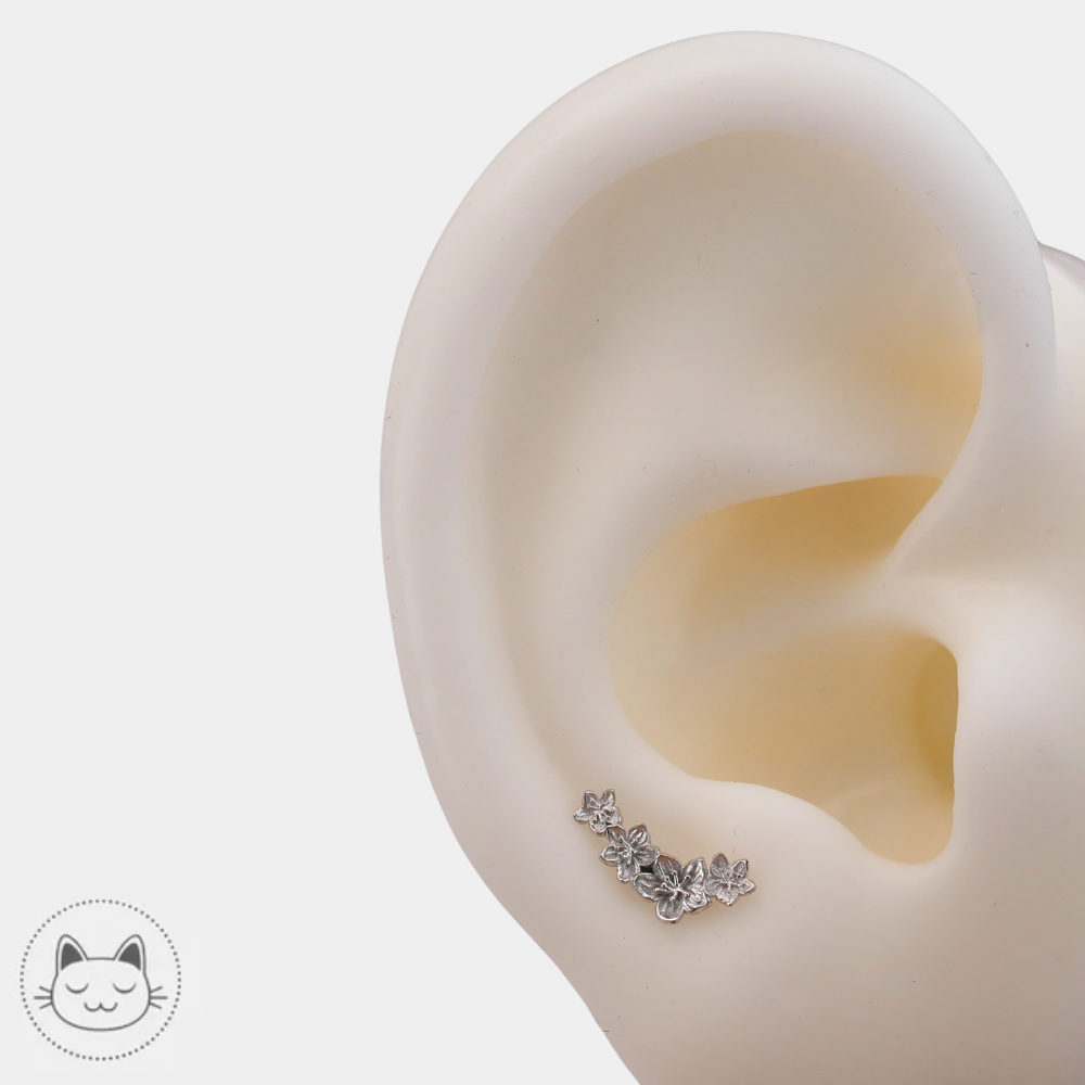 Bijou piercing Naga Sakura en or blanc 14 carats pour lobe chez Kawaii Place Lille