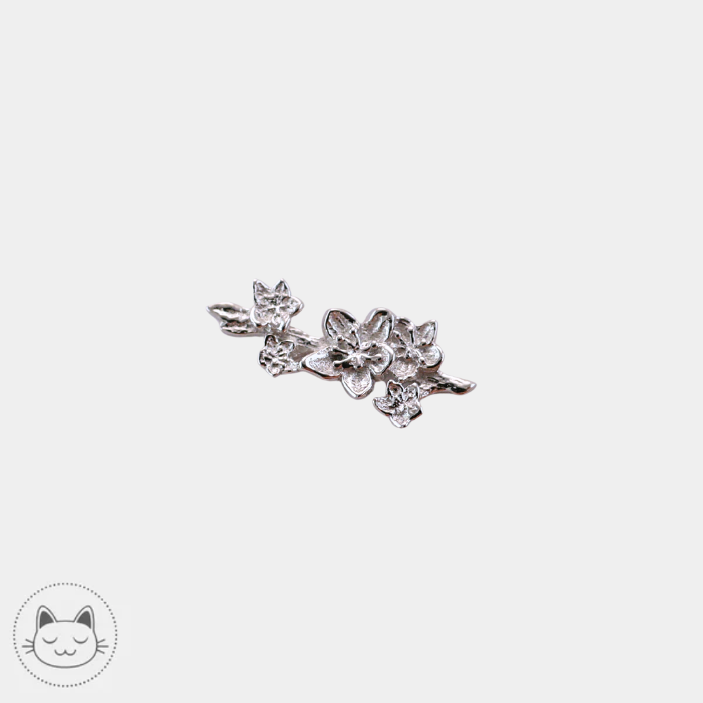 Bijou piercing Naga Sakura Sprig en or blanc 14 carats pour hélix disponible chez Kawaii Place Lille