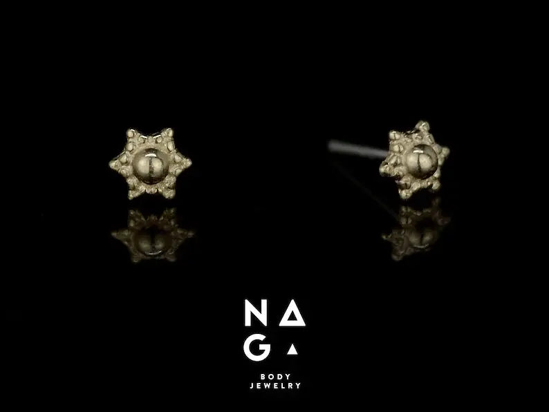 Bijou Naga Solstice en or 14k, cabochon 3 mm proposé en or jaune, blanc ou rose, disponible dans notre studio de piercing Kawaii Place à Lille.