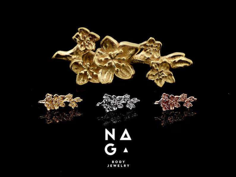 Naga Jewelry Hanami en or 14 carats, cabochon threadless 4,4 x 8,4 mm, idéal pour lobe, hélix ou conch, disponible chez Kawaii Place.