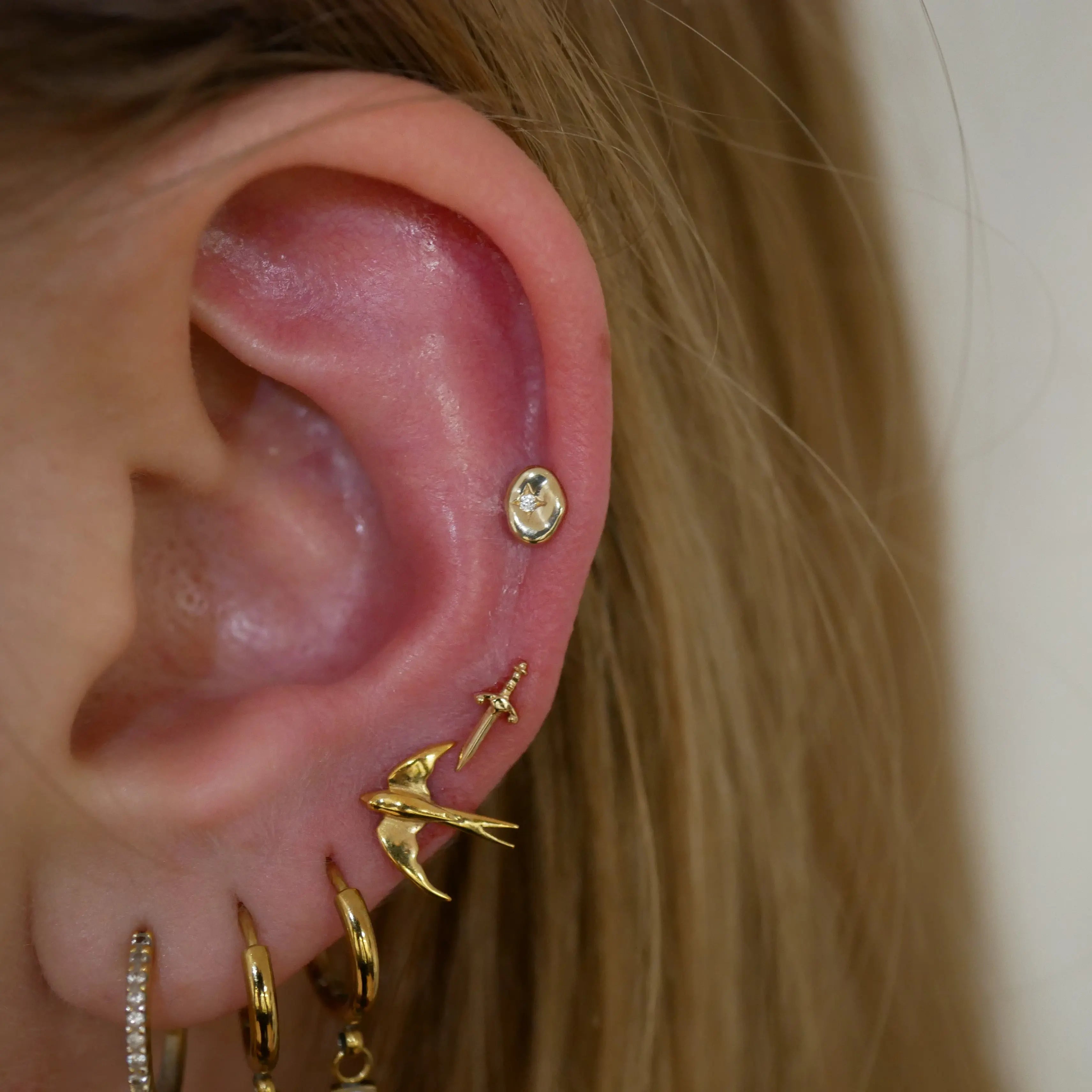 Lover en or 14k orné d’un zircon blanc synthétique, pierre prisée pour sa clarté et sa brillance douce rappelant celle du diamant en bijouterie.