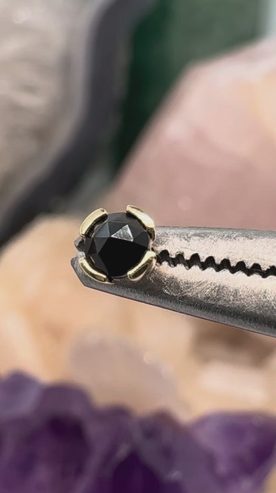 Bijou Peekaboo Buddha Jewelry en or 14k avec spinelle noire, adapté au tragus, à l’hélix ou au lobe, disponible dans notre studio de piercing Kawaii Place à Lille.