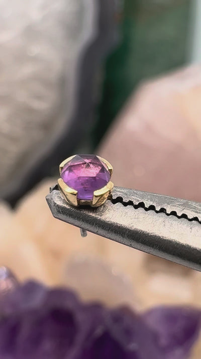 Bijou Peekaboo en or 14k avec améthyste porté sur un piercing tragus, offrant un rendu lumineux et délicat proposé chez Kawaii Place à Lille.