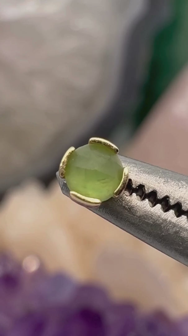 Peekaboo en or 14k orné d’une tourmaline verte sablée, pierre naturelle au fini mat et soyeux, reconnue pour son élégance douce en bijouterie.