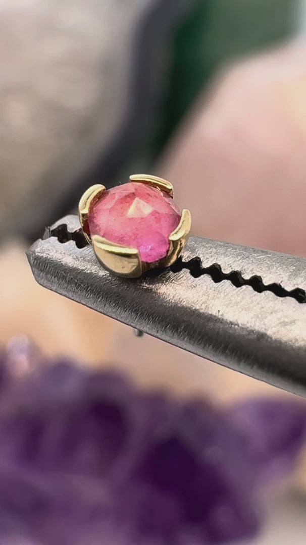 Bijou Peekaboo Buddha Jewelry en or 14k avec tourmaline rose, adapté au tragus, à l’hélix ou au lobe, disponible dans notre studio Kawaii Place à Lille.