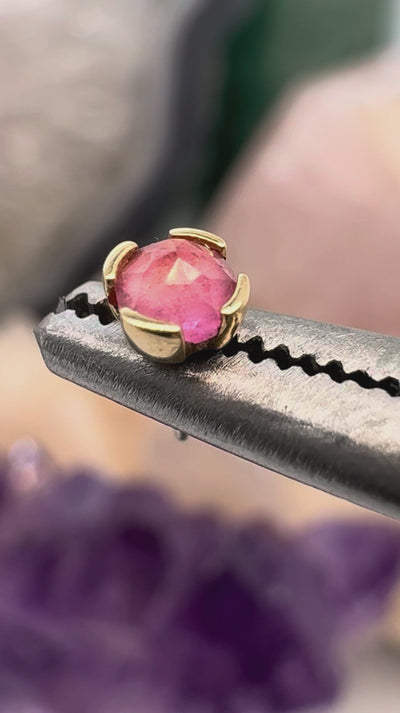 Bijou Peekaboo Buddha Jewelry en or 14k avec tourmaline rose, adapté au tragus, à l’hélix ou au lobe, disponible dans notre studio Kawaii Place à Lille.