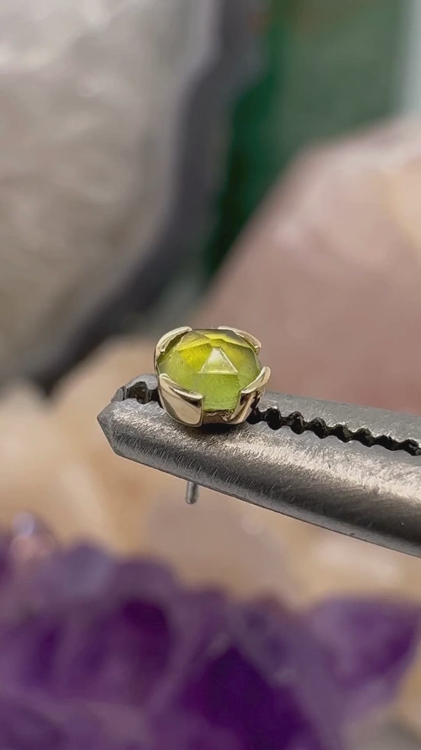 Bijou Peekaboo Buddha Jewelry en or 14k avec péridot vert sablé, adapté au tragus, hélix ou lobe, disponible dans notre studio de piercing Kawaii Place à Lille.