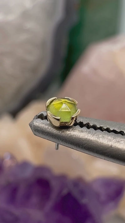 Bijou Peekaboo Buddha Jewelry en or 14k avec péridot vert sablé, adapté au tragus, hélix ou lobe, disponible dans notre studio de piercing Kawaii Place à Lille.