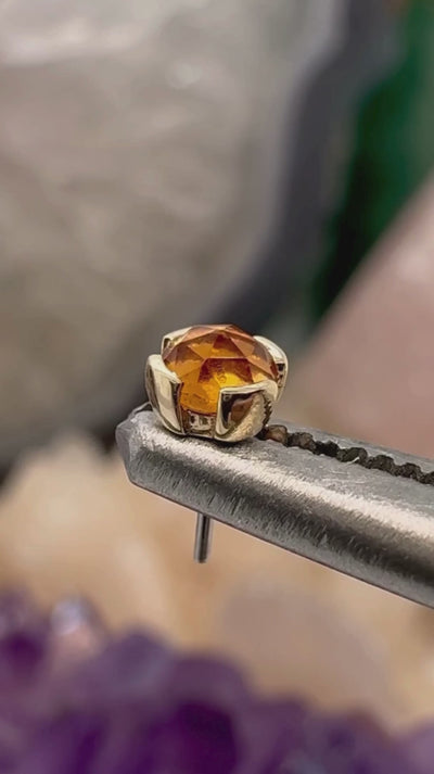 Bijou Peekaboo en or 14k serti d’un grenat orange lumineux, pierre fine chaleureuse, idéal pour divers piercings comme le tragus, l’hélix ou le lobe.